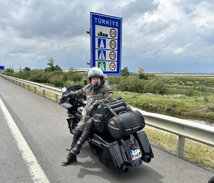 Granica między światami. Most, który nie tylko łączy kontynenty, ale też warstwy rzeczywistości. Motocyklista na czarnym Harleyu, cień własnych marzeń, przekracza znak "Türkiye", wjeżdżając nie tylko do Azji – ale do mitu. Ta podróż przez Çanakkale i ruiny Troi nie była zwykłym odcinkiem trasy. To był moment, który przesiąkł znaczeniem i stał się opowieścią.