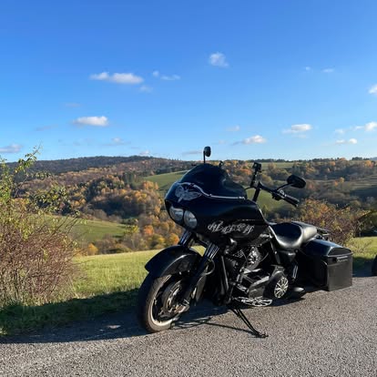 Czasem nie potrzeba słów. Wystarczy silnik, który mruczy jak mantra, przyjaciel, który czuje drogę tak samo głęboko jak ty, i Bieszczady, które otwierają przed tobą nie tylko pejzaż, ale i serce. Ta podróż była czymś więcej niż przejażdżką. Była rozmową dusz — z górami, z wolnością, z tą częścią mnie, która zawsze była w drodze.